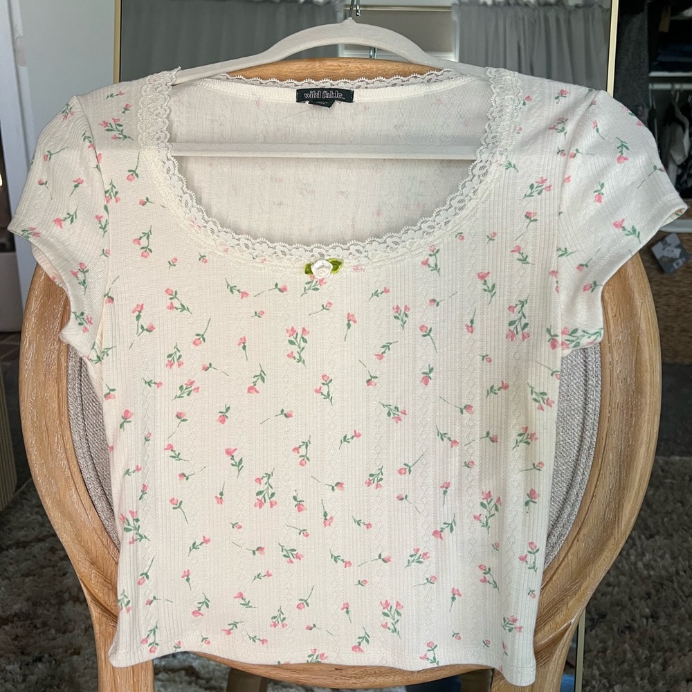 NWOT Wild Fable Cream Floral Fitted Top